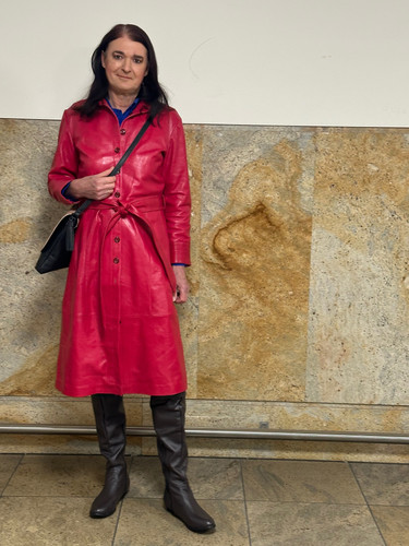 Lederkleid und Stiefel