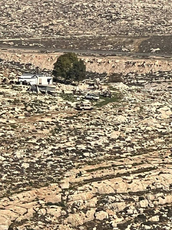 مستوطنون يقتحمون بؤرة استيطانية جديدة بين بلدتي دير دبوان ورمون شمال شرق رام الله....