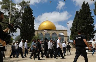 محافظة القدس: اقتحم 332 مستوطناً المسجد الأقصى خلال الفترة الصباحية والمسائية، فيما بلغ عدد السيّاح الذين دخلوا للمسجد عبر بوابة السياحة التابعة لسلطا...