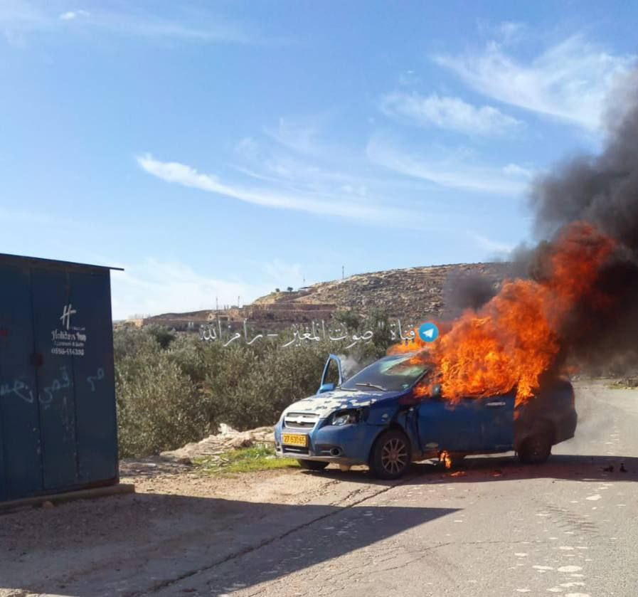 الأهالي يحرقون مركبة مستوطنين بعد دهسها لفلسطيني بين قريتي المغير وخربة أبو فلاح شمال شرق رام الله....