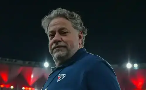 Júlio Casares comparece a reunião do Conselho Consultivo e mantém silêncio sobre renúncia no São Paulo