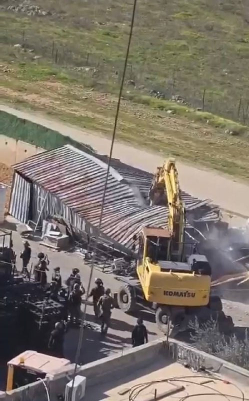 محافظة القدس: قوات الاحتلال تشن عملية عسكرية واسعة شمال القدس بذريعة تعزيز السيطرة على امتداد جدار الفصل، بالتزامن مع هدم منشآت تجارية في محيط مخيم قل...