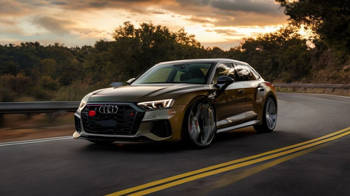 uma fotografia tirada com uma cmera profissional de alta qualidade captura um audi rs7 em movimento.jpg