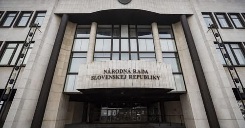 16460555393584699419?url=https%3A%2F%2Ffelvidek.ma%2Fwp content%2Fuploads%2F2025%2F02%2FSZlovak parl.jpg