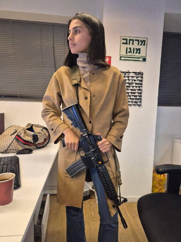 ماغي تابيبي مذيعة القناة 14 العبرية، تظهر في صورة جديدة نشرها زميلاها الصحفيان ينون مغال وتمير موراغ، وهي مسلحة داخل غرفة محصنة، على ما يبدو، داخل الق...