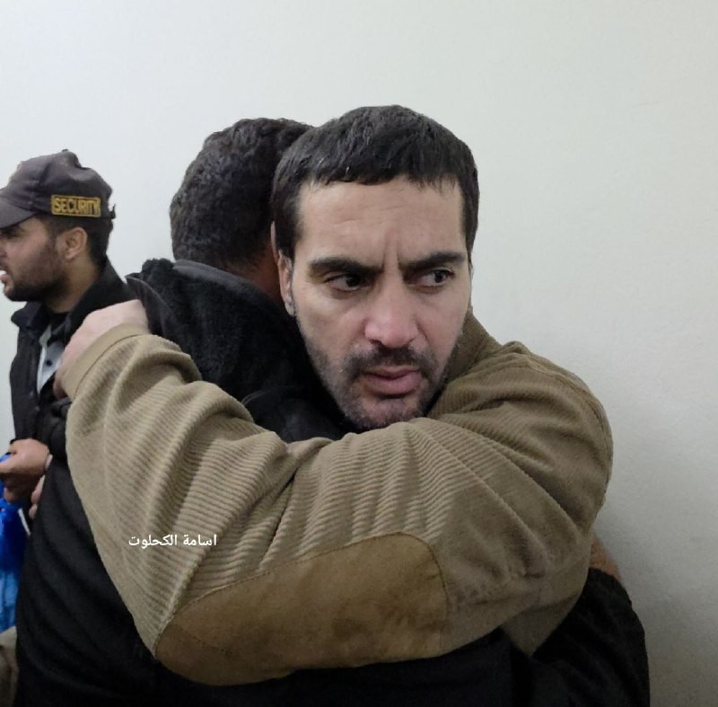 قصة ألم جديدة.. الأسير المحرر عمر عبد الهادي تم اعتقاله 425 يومًا في سجون الاحتلال.. تفاجأ بعد تحرره اليوم أن كل عائلته ارتقت في قصف الاحتلال....