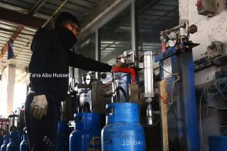 تعاني الضفة الغربية من أزمة حادة في توفر الغاز، نتيجة الانقطاع المتواصل ونقص الكميات في الأسواق.

وبحسب مواطنين، فإن هذه الأزمة تفاقمت بشكل كبير بسبب ...