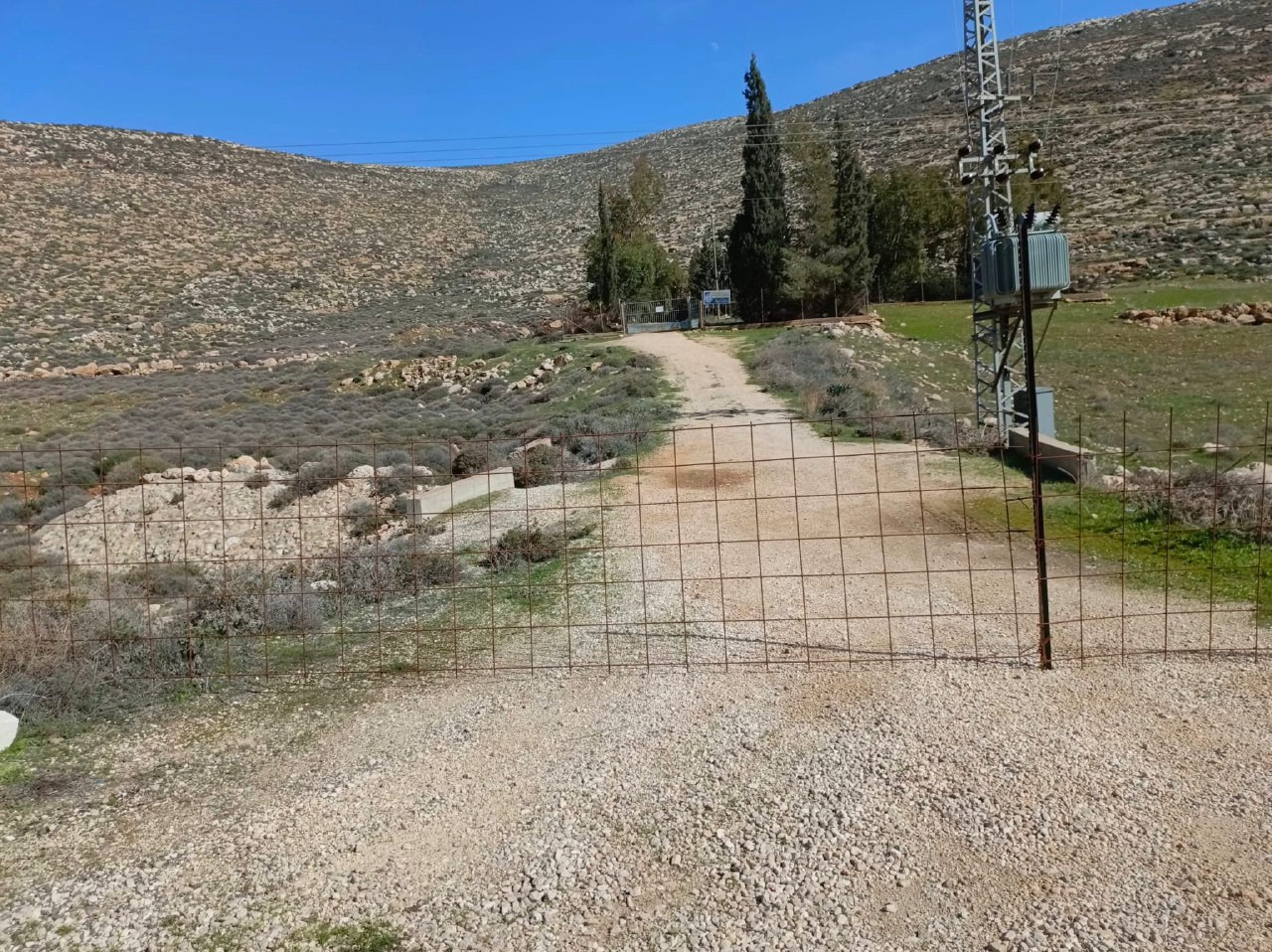 مصلحة مياه محافظة القدس: لليوم الثاني.. المستوطنون يوقفون ضخ المياه من آبارٍ في عين سامية شرق رام الله، ما يهدد بقطع المياه عن أكثر من 19 تجمعًا سكاني...