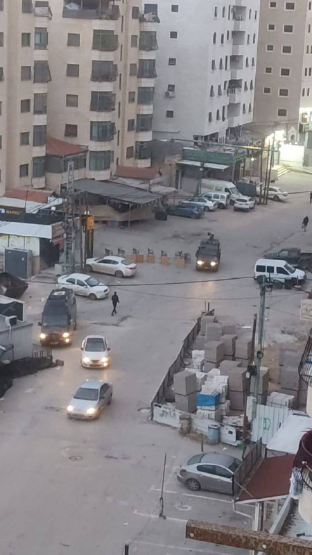 قوات الاحتلال تغلق شارع المطار مقابل مخيم قلنديا شمال القدس المحتلة...