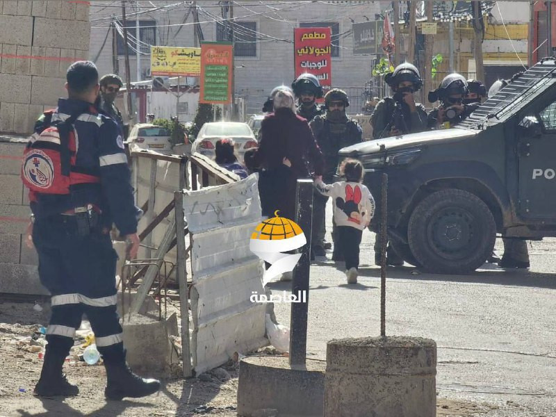 قوات الاحتلال تعرقل الطريق أمام الأهالي والأطفال وطلاب المدارس خلال اقتحام كفر عقب ومحيط مخيم قلنديا شمال القدس المحتلة....