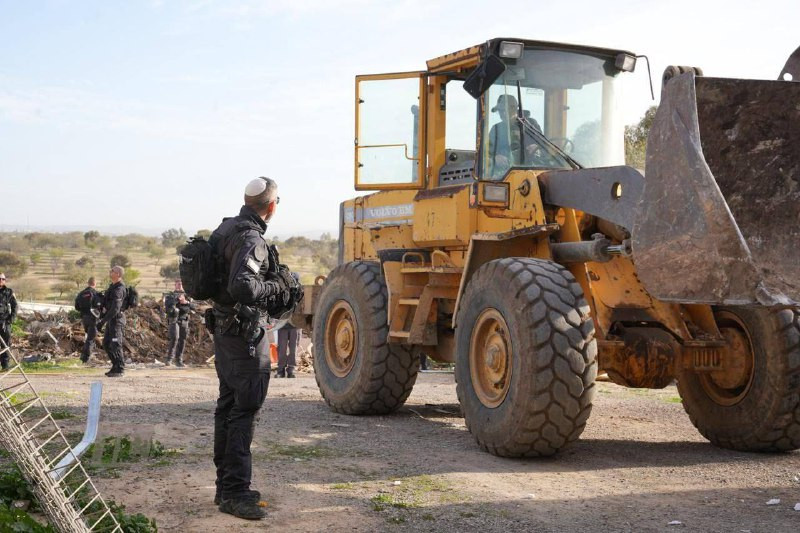 وزير الأمن القومي إيتامار بن غفير: "من ظن أننا لن نعود إلى ترابين - أخطأ! دخلت جرافة الحكومة هذا الصباح مع شرطة يوآف وقوات ساهر لهدم المباني غير القان...
