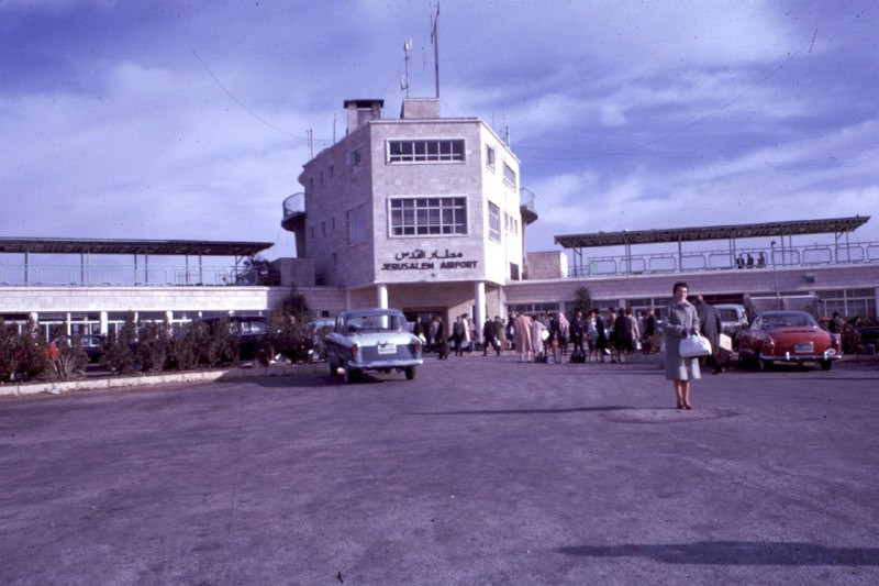 صور تظهر مطار القدس الذي كان بوابة فلسطين للعالم حتى عام 1967، ثم اليوم أصبح المطار في قلب مشروع استيطاني قائم....
