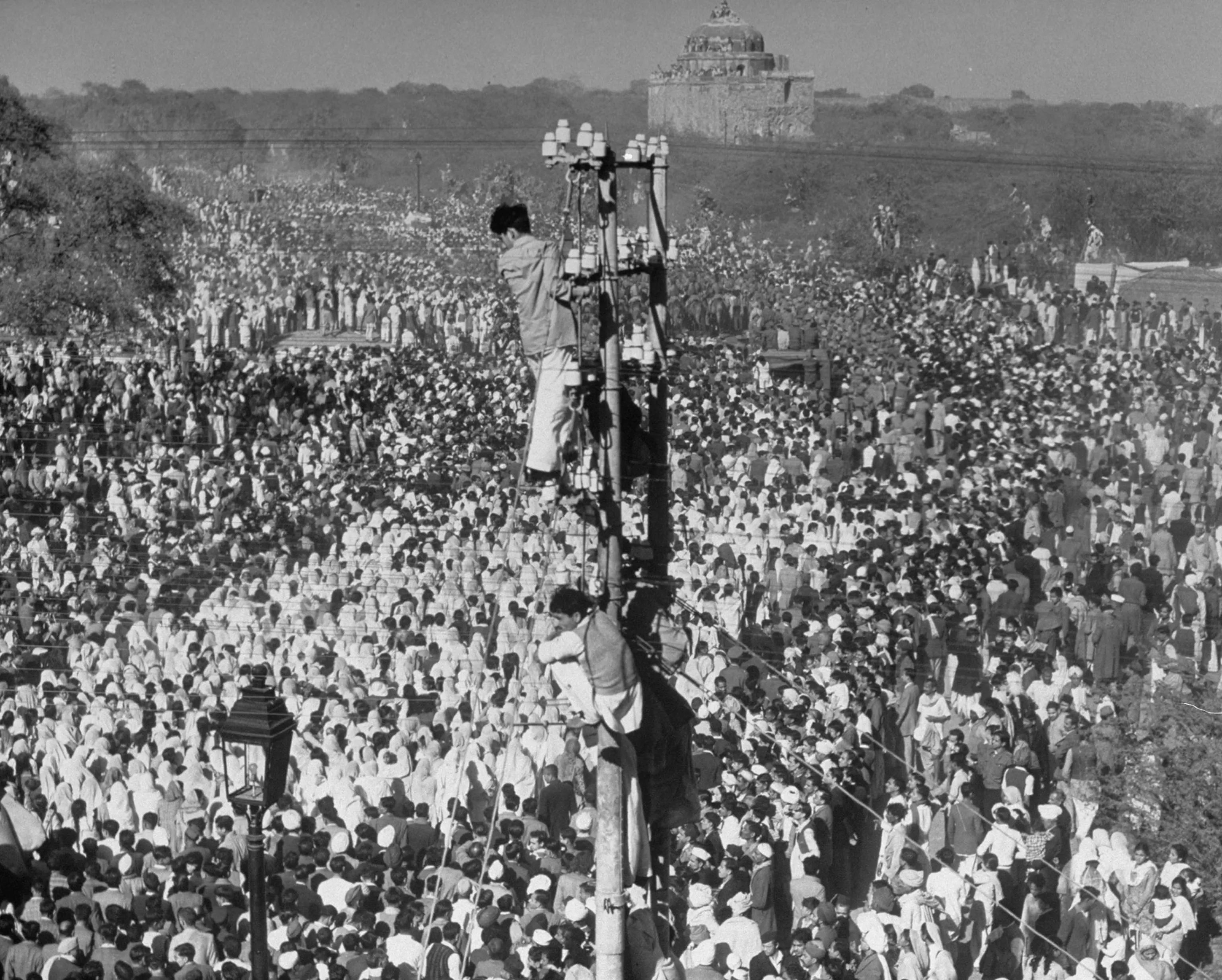 المهاتما غاندي يتحدث إلى حشد ضخم خلال أوقات الاضطراب في تقسيم الهند عام 1947، يرمز إلى دعوته للوحدة واللاعنف
