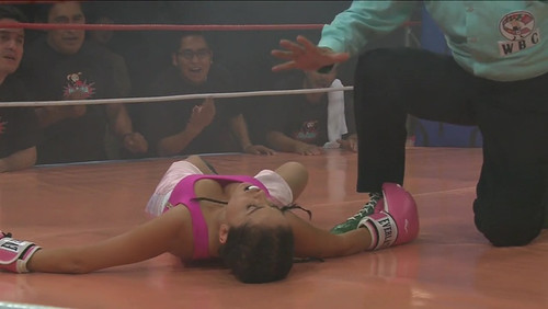 Gancho al corazon, Un Ep 1 Danna Garcia punch 1.jpg