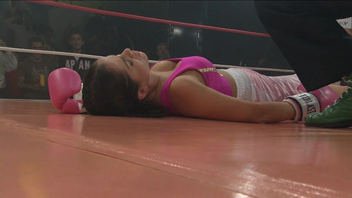Gancho al corazon, Un Ep 1 Danna Garcia punch 2.jpg