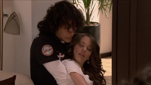 Gancho al corazon, Un Ep 15 Laisha Wilkins punch.jpg