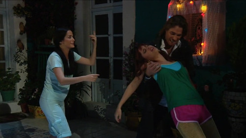 Gancho al corazon, Un Ep 5 Margarita Magana faint.jpg