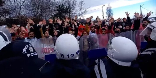 Migros işçileri, şirketin ortağı Özilhan’ın evinin önünde oturunca gözaltına alındı Migros işçileri, şirketin ortağı Özilhan’ın evinin önünde oturunca gözaltına alındı