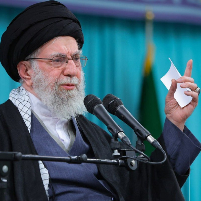 المرشد الأعلى في إيران، علي خامنئي:

- حديثهم أحياناً عن الحرب، وعن الطائرات وحاملات الطائرات وما إلى ذلك، ليس بالأمر الجديد. ففي الماضي أيضاً، هدد ال...