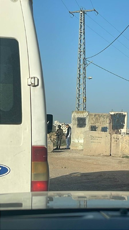 صورة | قوات الاحتلال تحتجز شابًا عند مدخل قرية يبرود شرق رام الله....