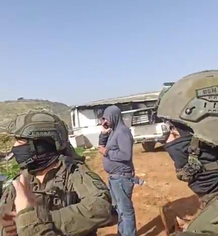 قوات الاحتلال تقتحم "خلة السدرة" قرب بلدة مخماس شمال شرق القدس المحتلة وتطالب بإخلاء المكان....