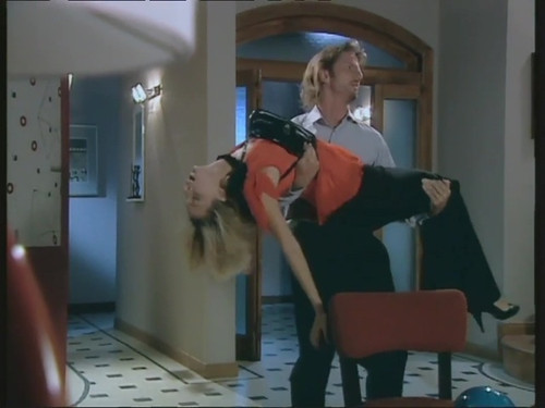 Sos mi vida Ep 37 Carla Peterson faint.jpg