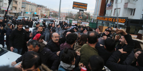Mamak’ta yürüyüşü takip edilen gazeteciler darp edildi Mamak’ta yürüyüşü takip edilen gazeteciler darp edildi