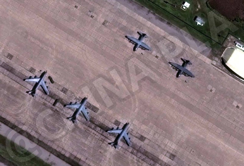 صور أقمار صناعية عالية الجودة لقاعدة دييغو غارسيا الجوية بالمحيط الهادي تُظهر: 3 طائرات تزويد بالوقود من نوع KC-135R وطائرتي نقل من نوع C-130....