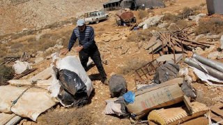 الجيش الإسرائيلي يمنع البدو في الضفة الغربية من إعادة بناء المنازل التي أحرقها المستوطنون...