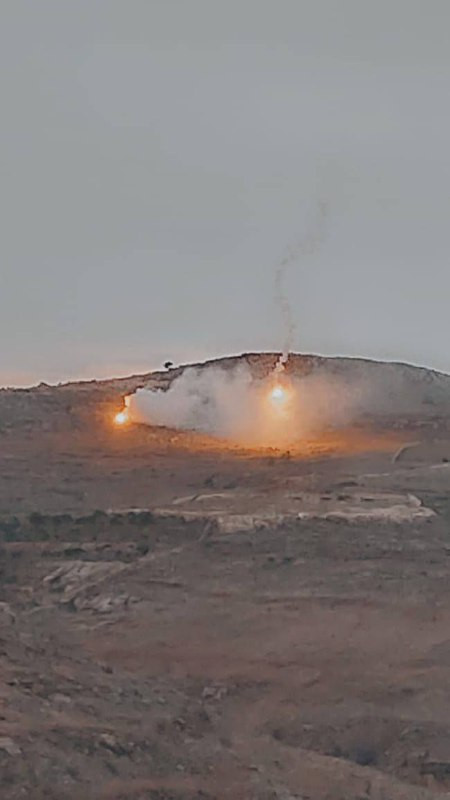 مدفعية الاحتلال تُطلق قذائف مضيئة تجاه أطراف بلدة يارون، جنوب لبنان....