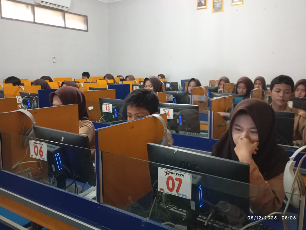 Siswa Mengerjakan Soal