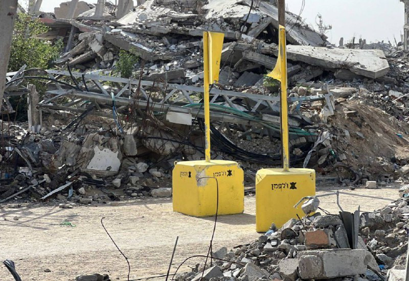 آليات الاحتلال وجرافاته تقتحم وتنفذ أعمال تجريف وتخريب، وتقوم بإقامة سواتر ترابية في محيط دوار بني سهيلا، شرق مدينة خان يونس، بعد أيام من التلاعب بالخ...