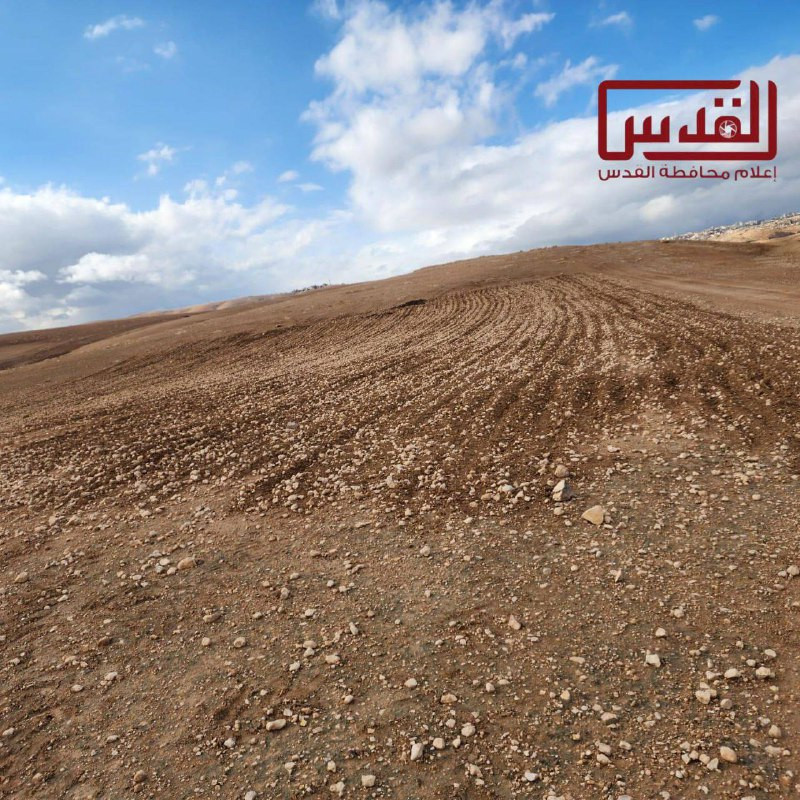 مصادر محلية: مستوطنون يحرثون أراضي الأهالي في منطقة الظحظاح التابعة لبرية السواحرة جنوب شرق القدس تمهيداً لزراعتها والاستيلاء عليها...