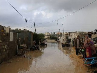 في شتائهم الثالث، يواجه أهالي قطاع غزة مأساة إنسانية متجددة بلا تدفئة ولا مأوى آمن. ومع أولى زخات المطر، تغرق خيام النازحين المهترئة، لتكشف هشاشة الظر...