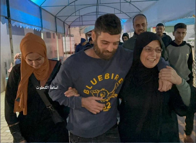 عند وصول خمسة أسرى من غزة إلى مستشفى شهداء الأقصى في دير البلح وسط القطاع، بعد الإفراج عنهم من سجون الاحتلال...