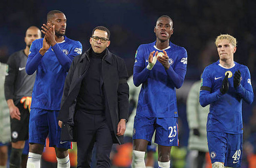 Liam Rosenior bersama para pemain Chelsea Getty Images.jpg