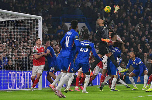 Blunder Robert Sanchez yang berbuah gol pertama Arsenal Getty Images.jpg