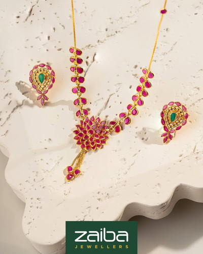 Bold in colour and rich in detail, this gold necklace set is designed to stand out with quiet co.jpg