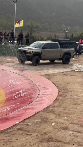 L Kb4XvPLbALaT6l.jpg