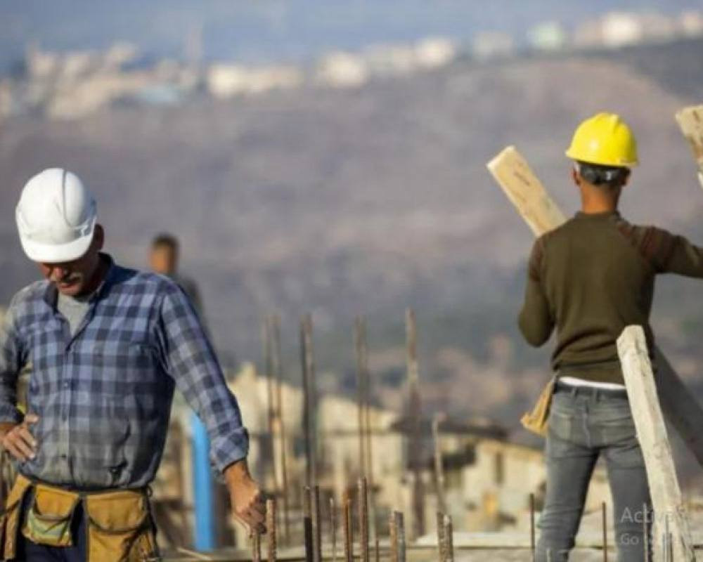 المستشار القانوني لنقابة العمال العرب في الناصرة، وهبة بدارنة: "هناك عودة تدريجية للعمال الفلسطينيين، ولكن بالعشرات وبطريقة غير معلنة، وذلك بعدما هرب ...