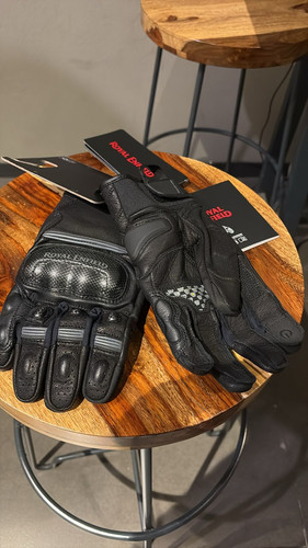 MEN'S GLOVES BLACK.jpg