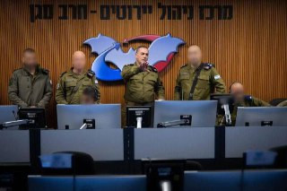 رئيس الأركان الإسرائيلي خلال زيارة مقر التحكم بمنظومة الدفاعات الجوية حيتس:

الجيش مستعد بشكل دائم للدفاع عن الدولة، وينسق جهوده وفقًا لتقدير الموقف....