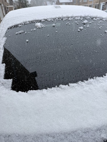 Sneeuw op auto.jpg