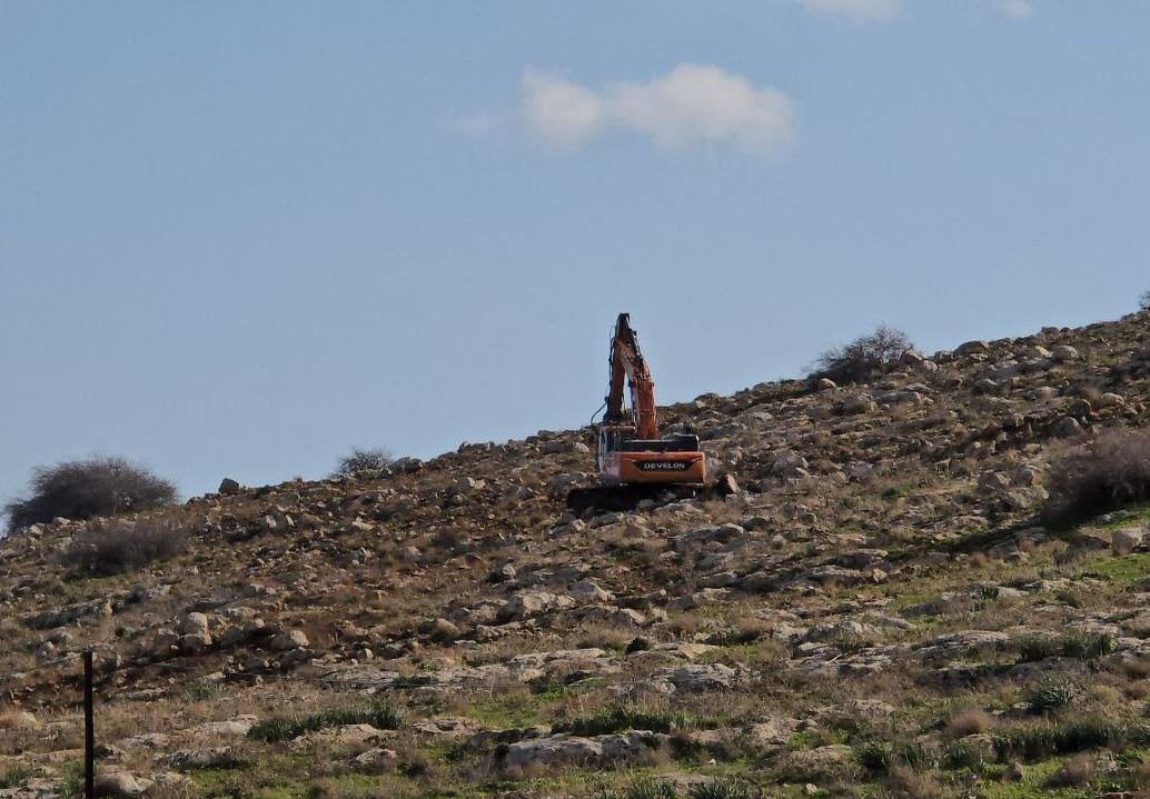 صورة | جيش الاحتلال ينفذ عمليات تجريف وتدمير للأراضي لشق طريق عسكري في قرية عاطوف بالأغوار الشمالية....