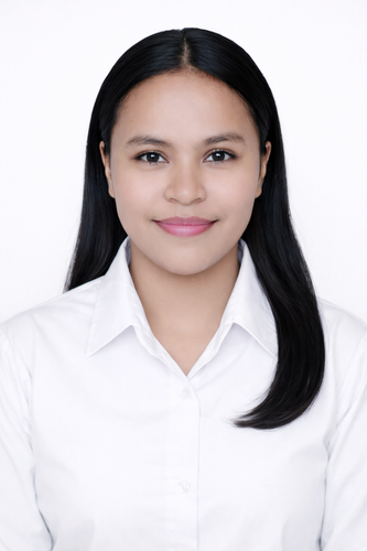 Potret wanita dengan senyum lembut.png