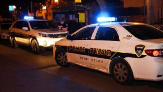 واينت: شرطة الاحتلال تعتقل ثلاثة فلسطينيين، يبلغون من العمر حوالي 16 عامًا، من قرية كفر مالك، بزعم إلقائهم زجاجات حارقة وقنبلة أنبوبية على الطريق 449 ...