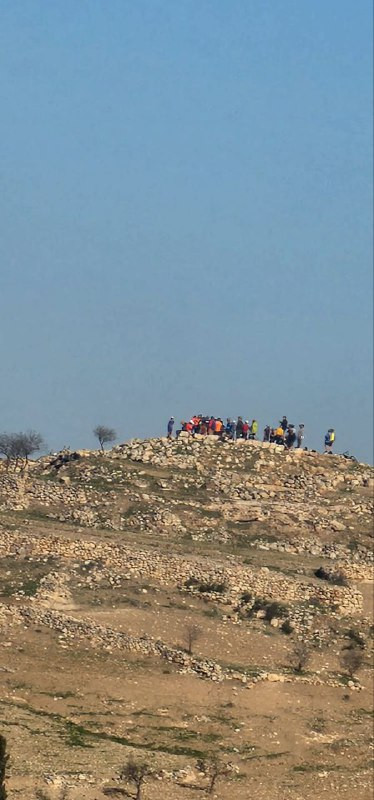 صورة| مستوطنون يقتحمون موقع تل ماعين الأثري بالتزامن مع ماراثون لهم بمسافر يطا جنوب الخليل، تحت حراسة وحماية من جيش الاحتلال....