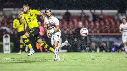 Calleri volta após 9 meses, emociona torcida e celebra retorno no São Paulo