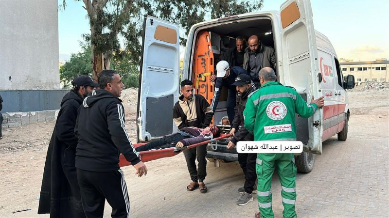 لحظة نقل الشهيد الفتى محمد رائد البراوي، بعد ارتقائه برصاص أحد قناصة الاحتلال في مدينة بيت لاهيا، شمال قطاع غزة....