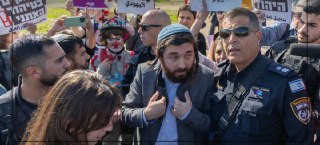 عضو الكنيست من حزب "الصهوينة الدينية" المتطرف تساڤي سوكوت يقتحم تجمع رأس عين العوجا شمال أريحا...